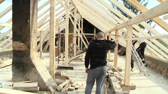 Mobilizare emotionanta in Timis. Localnicii dintr-un sat ajuta la reconstructia unei case arse in noaptea de Inviere