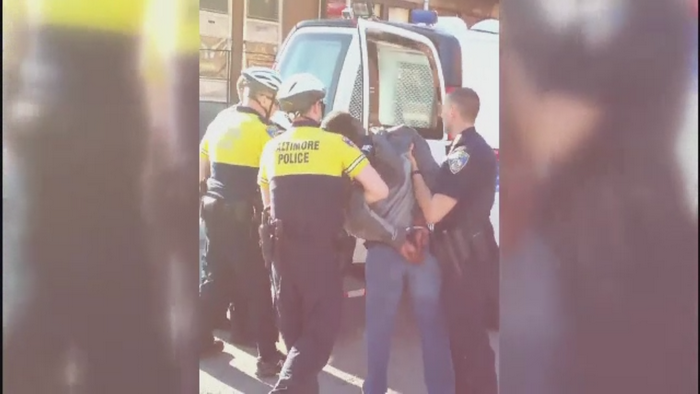 Noi acuzatii de brutalitate si rasism la adresa politiei din SUA. Un barbat de culoare a murit in custodia ofiterilor