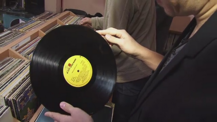 Discurile de vinil ale bunicilor sunt iar la moda. Cat de mult au crescut vanzarile in toata lumea