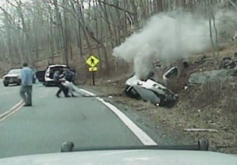 Interventie salvatoare in New Jersey. Doi politisti au scos o soferita dintr-o masina chiar inainte ca sa explodeze