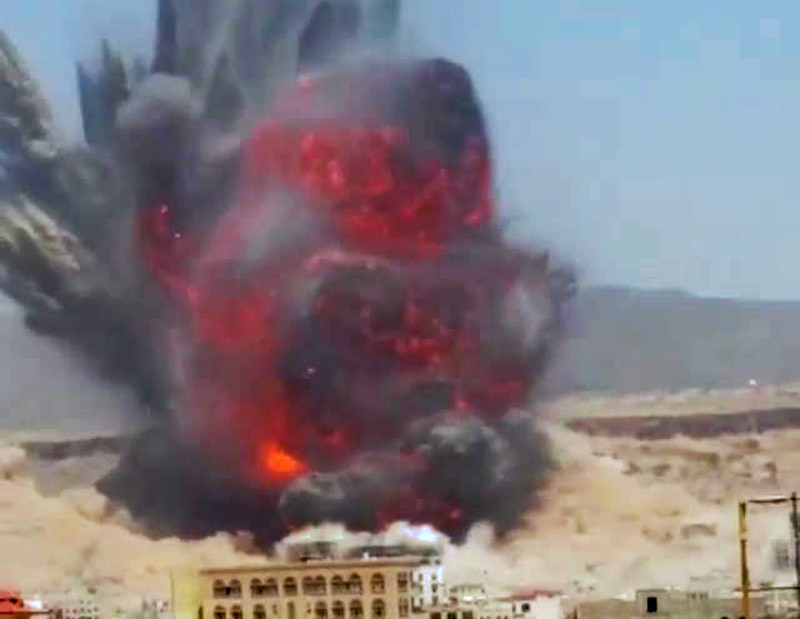 Explozie uriasa la periferia capitalei Yemen-ului. VIDEO. "Sunt zeci de martiri si sute de raniti"