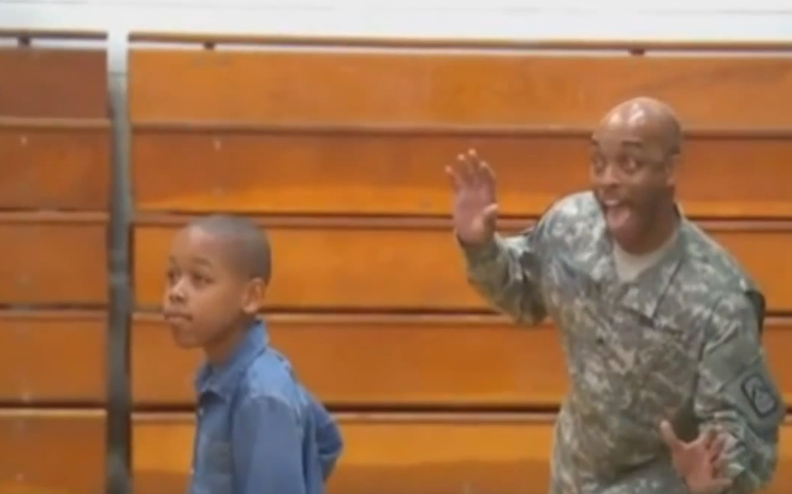 A vrut sa-si surprinda fiul si nu i-a spus ca s-a intors de la razboi. Reactia baiatului cand isi revede tatal e emotionanta