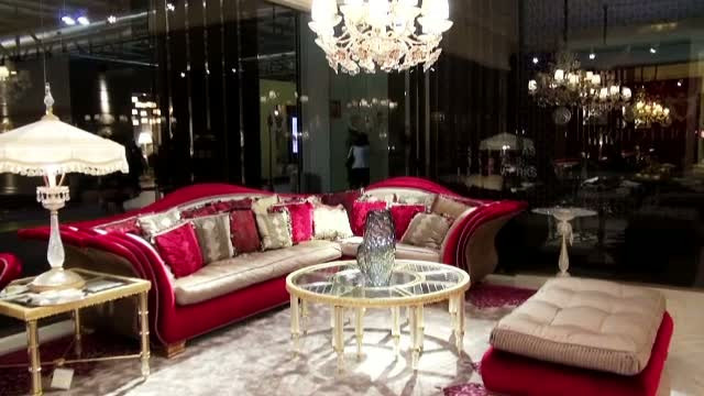 Designerii romani au cucerit cu creatiile lor la targul de mobila de la Milano. Pretul unui scaun cu modele folclorice