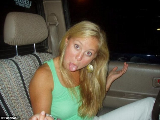 Ani intregi petrecuti in soare, apoi nenumarate ore la solar. Ce a patit aceasta tanara din SUA la numai 22 de ani