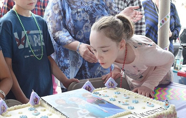 O fetita bolnava si-a chemat prietenii la ziua sa, dar nimeni nu a raspuns invitatiei. Ce s-a intamplat dupa cateva ore