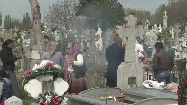 Chef cu gratare si miros de mici, printre morminte. Tiganii au intins mesele prin cimitire, de Pastele Blajinilor