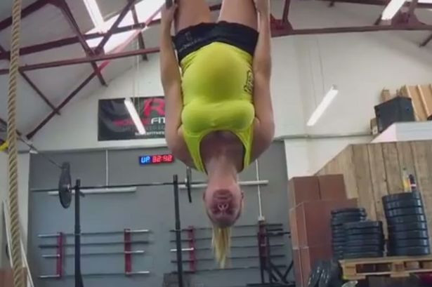 Se antreneaza ridicand greutati de 100 de kg, desi este gravida in luna a 8-a. Ce mai include antrenamentul viitoarei mame