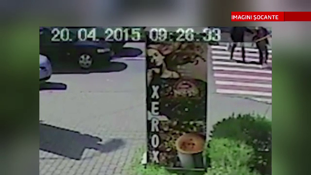 Accident FILMAT. Tanar spulberat pe "zebra" de un sofer grabit. Prietenul lui s-a salvat in ultimul moment