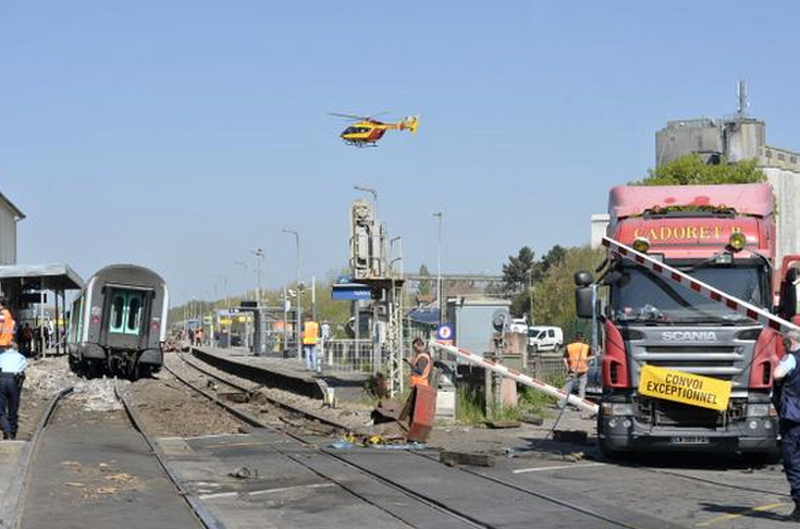 Cel putin 30 de raniti dupa ce un tren de pasageri a lovit un camion, in Franta. Doua persoane sunt in stare grava