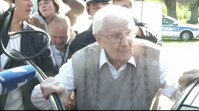 "Contabilul de la Auschwitz" si-a recunoscut vina morala pentru masacrarea a 300.000 de evrei. Cu ce se ocupa Oskar Groening