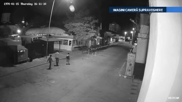 A treia oara e "cu noroc". Cum au reusit trei hoti sa sparga un magazin dupa ce au fost pusi pe fuga de un caine si o usa