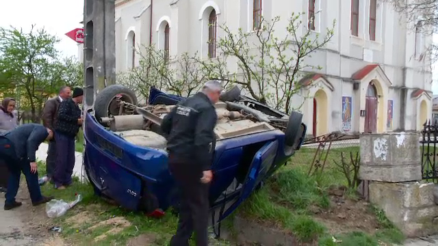 Aventurile a doi soferi care s-au urcat bauti la volan. Unul dintre ei a patit-o chiar in fata bisericii