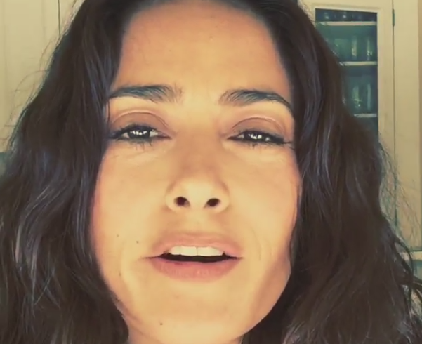 Salma Hayek socheaza cu preferintele culinare. Actrita s-a filmat in timp ce manca un greier si a publicat imaginile