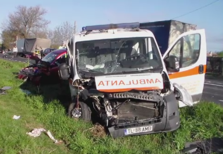 Carambol pe DN 2A. Cinci oameni, printre care seful ISU Ialomita, au fost raniti intr-un accident in lant, langa Slobozia