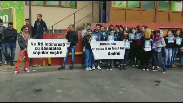 Revolta oamenilor a ajuns pana in fata spitalului unde a murit un copil de 8 ani. Reactia medicului: "De mana mea a murit?"