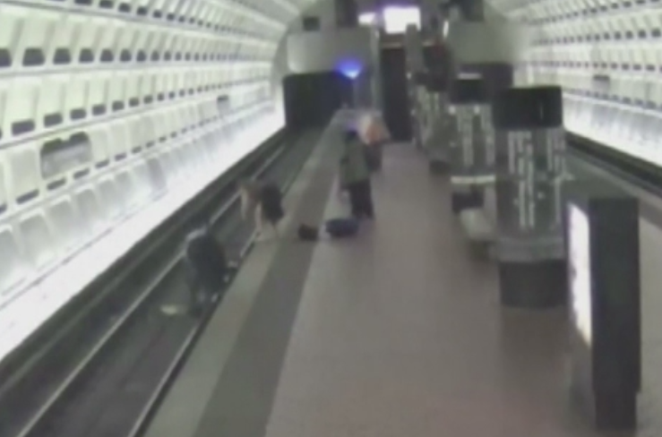 Scene tensionate la metroul din Washington. Cativa calatori si-au riscat viata pentru un strain care a cazut pe sine