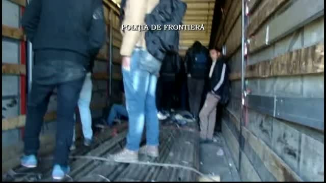 30 de irakieni si 5 sirieni, prinsi de politistii de frontiera in remorca unui camion, in Vama Varsand