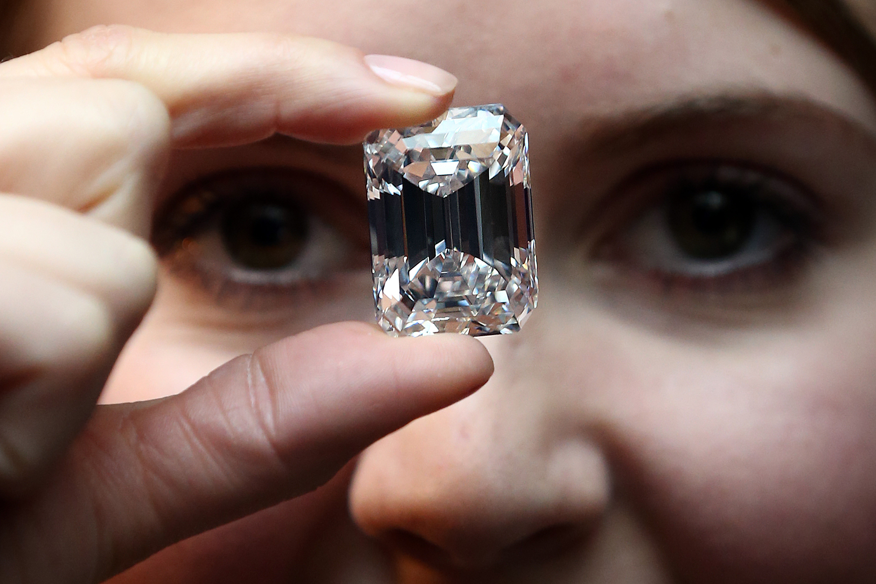 Diamant "perfect" de 100 de carate, descoperit intr-o mina din Africa de Sud, vandut in doar trei minute cu 22 mil. de dolari