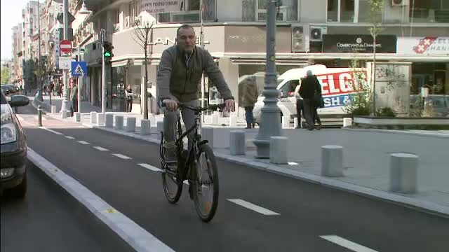 Pista de biciclisti de pe Calea Victoriei a fost oficial deschisa, desi e folosita de luni bune. Ce surprize apar pe traseu