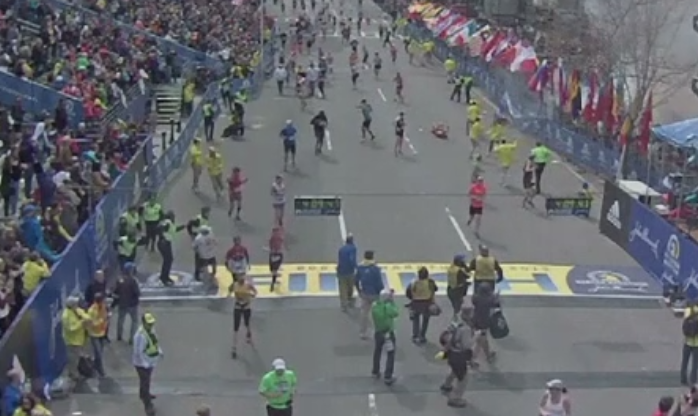 Noi imagini din timpul atentatului de la maratonul din Boston arata haosul si disperarea celor prezenti