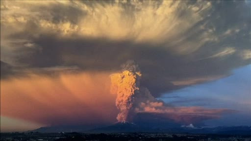 Imagini spectaculoase in sudul Chile, in urma eruptiei Vulcanului Calbuco. Populatia trebuie evacuata
