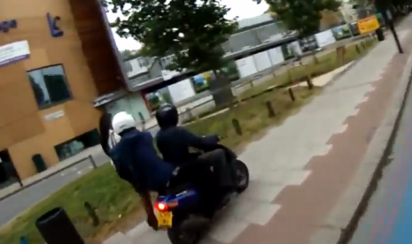 Cum poti sa ramai fara telefonul mobil in timp ce mergi pe strada. Metoda de furt care da batai de cap politistilor. VIDEO