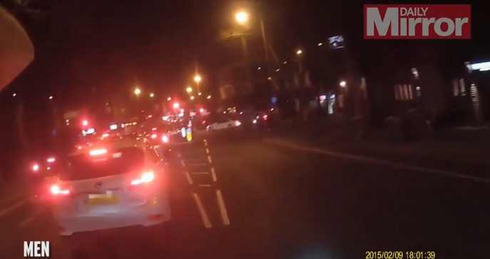 Ce facea o femeie in timp ce conducea. Totul a fost FILMAT de un biciclist care trecea pe langa ea