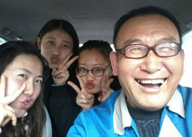 "Uncle Teng", taximetristul care cere selfie-uri pasagerilor in loc de bacsisuri. Cate fotografii a adunat in 10 ani