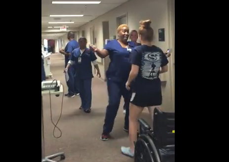 Revenirea miraculoasa a unei tinere care a paralizat subit. Cum si-a uimit asistentele cand a reusit sa mearga dupa 11 zile