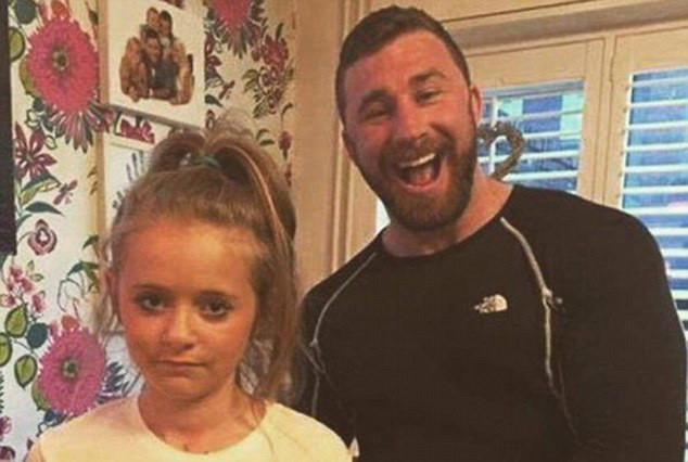 Modul in care un tata incearca sa-i tina pe baieti departe de fiica lui. Fata nu pare deloc incantata