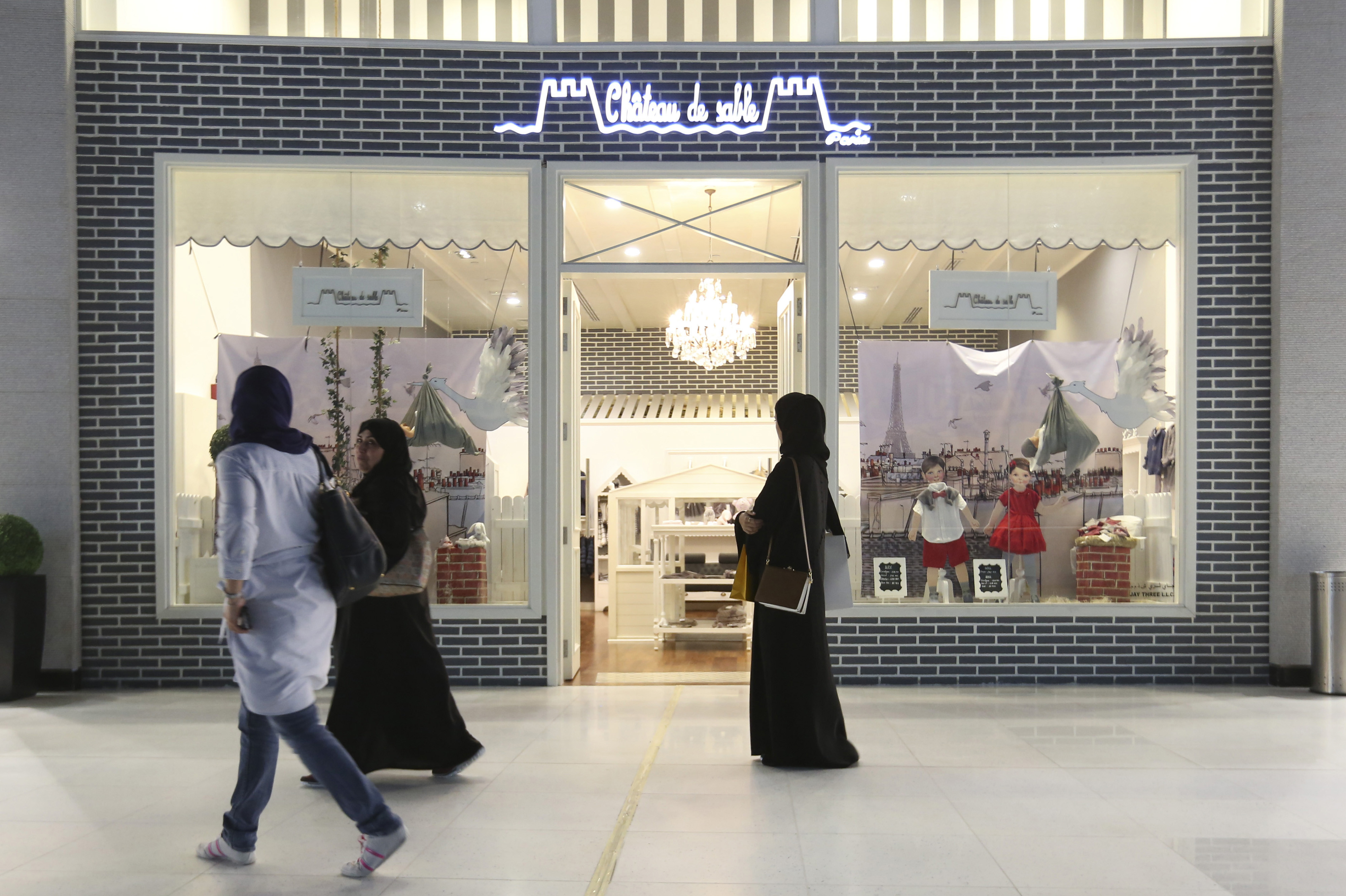 Un turist ratacit in Dubai risca 6 luni de inchisoare dupa ce a batut pe umar o politista pentru a cere indicatii