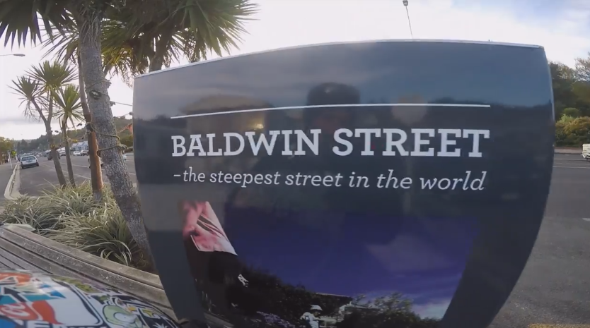 iLikeIT. Viralul saptamanii. Imagini spectaculoase cu o tricicleta, pe cea mai abrupta strada din lume