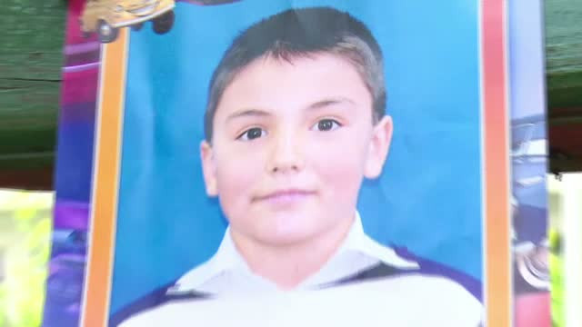 Baiatul de 9 ani care a murit din cauza unui diagnostic gresit a fost inmormantat. Mamei i s-a facut rau de mai multe ori
