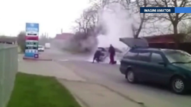 Pericol de explozie intr-o benzinarie din Botosani, unde a luat foc o masina. Interventia salvatoare a trecatorilor