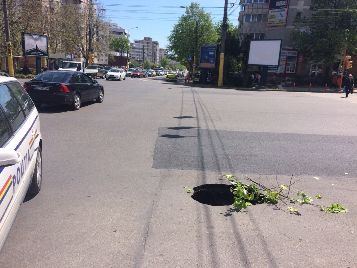 "Crater" aparut peste noapte intr-o intersectie aglomerata din Constanta, din cauza unei conducte sparte de apa. VIDEO