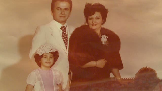 Oana Zavoranu isi dezgroapa tatal natural pentru a ii indeplini ultima dorinta a mamei: sa se odihneasca intre cei 2 soti