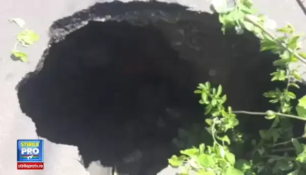 "Crater" aparut peste noapte intr-o intersectie aglomerata din Constanta, din cauza unei conducte sparte de apa. VIDEO