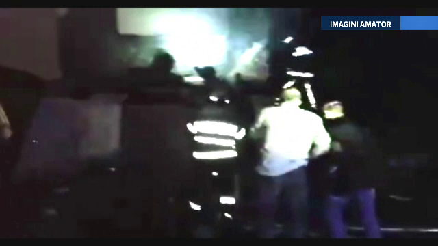 Un baiat de 11 ani si-a salvat fratele mai mic din casa cuprinsa de incendiu. Care este starea celor doi copii