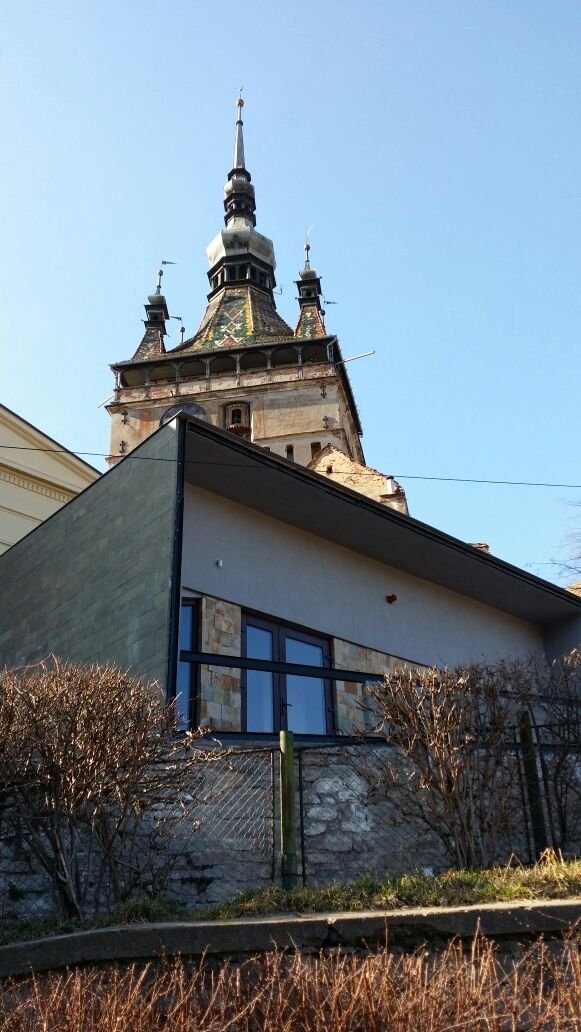 cladire moderna Sighisoara vs biserica