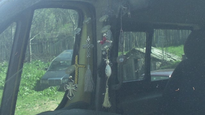 Soferul unui microbuz scolar din Bacau a fost gasit fara suflare. Barbatul s-ar fi sinucis din cauza lipsei banilor