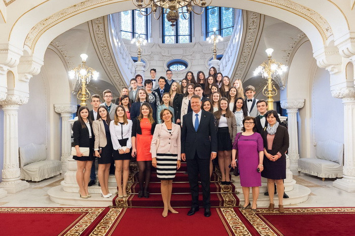Carmen Iohannis si-a adus elevii din Sibiu in excursie la Bucuresti. Copiii au fost primiti de presedintele Klaus Iohannis