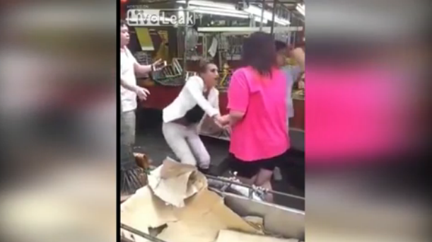 Gestul incredibil al unei femei care a fost acuzata de furt. Cei care asistau la scena s-au blocat