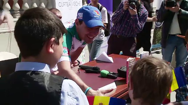 Principele Nicolae si turul ciclist „Cartile Copilariei pe bicicleta” au ajuns la Cluj. Sute de copii au venit sa-i intampine