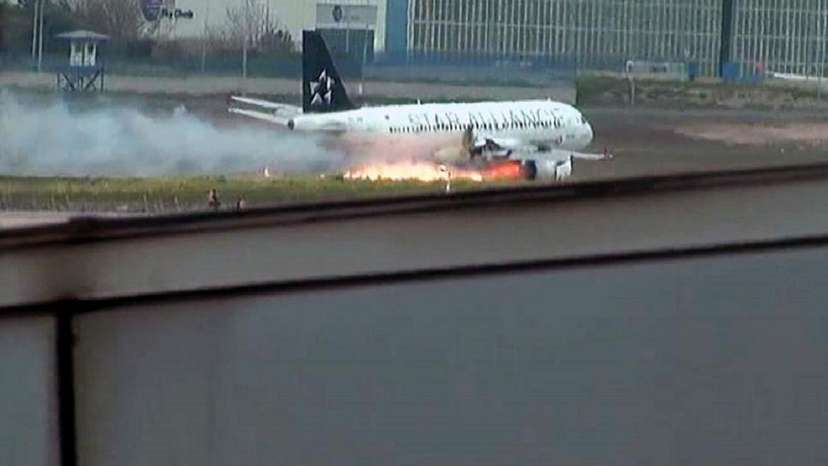 Un avion al companiei Turkish Airlines a aterizat de urgenta la Istanbul. Motorul aeronavei a luat foc din cauze necunoscute
