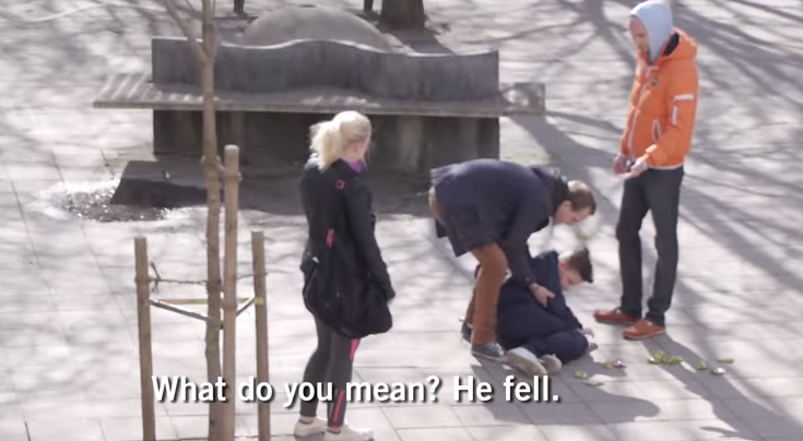 Ce se intampla cand un copil neajutorat este batut in plina strada. Reactiile trecatorilor merita tot respectul: VIDEO