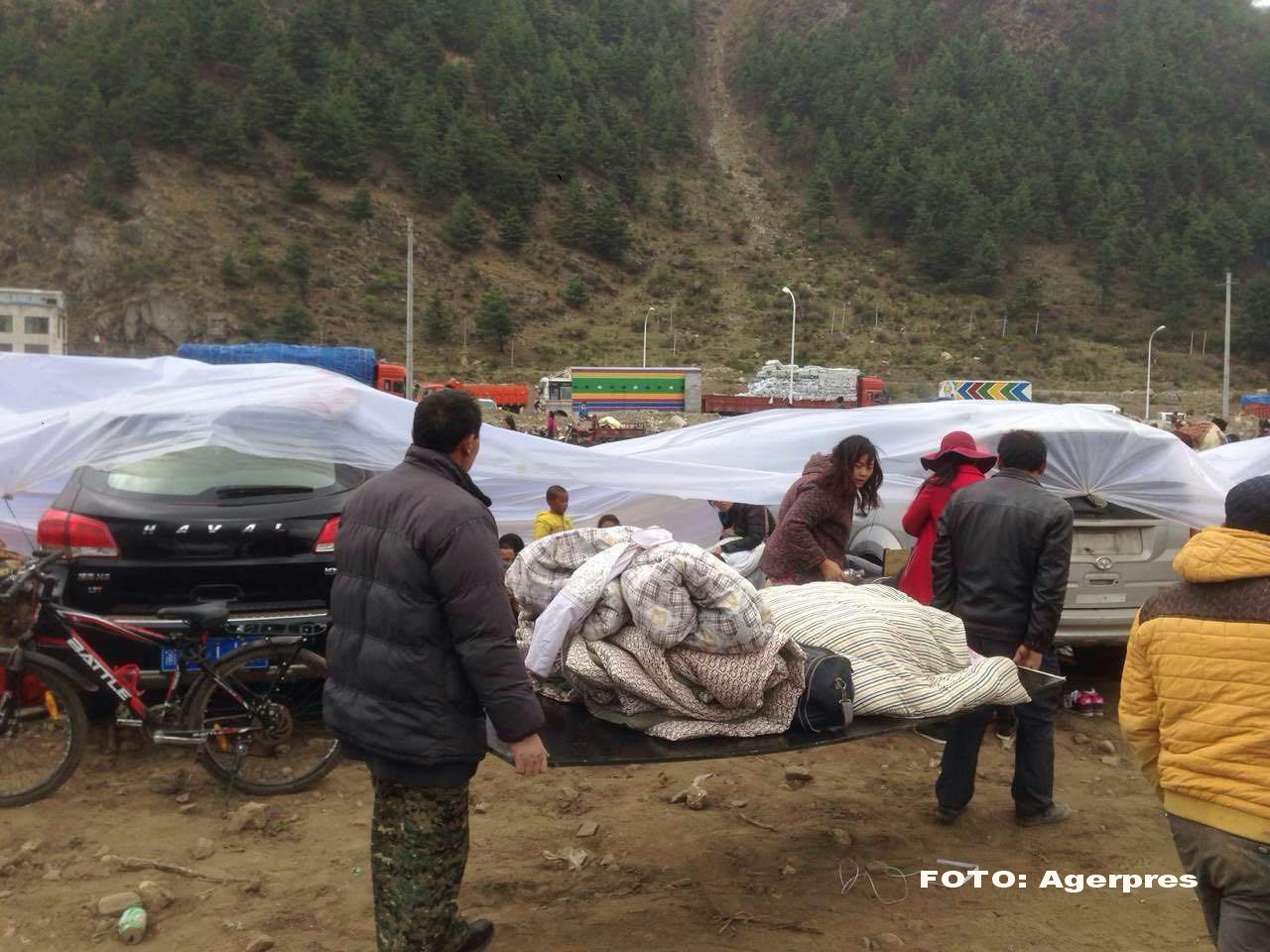 Cladiri istorice distruse, drumuri inchise si sute de morti. GALERIE FOTO cu urmarile devastatoare ale cutremurului din Nepal