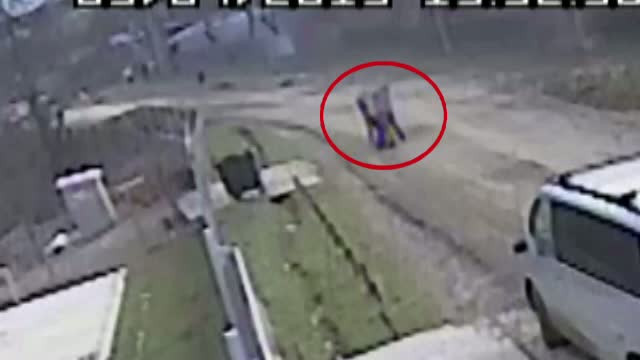 Scandal cu ciomege intr-o comuna din Iasi. Doi barbati, tata si fiu, au snopit in bataie mai multi sateni