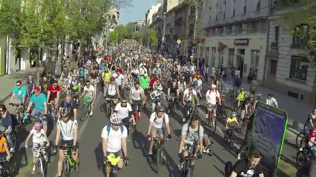Strazile Capitalei au fost invadate de biciclisti. Peste 8.000 de oameni care prefera sa circule pe doua roti au protestat