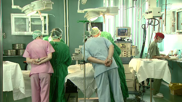 Speranta pentru romanii cu "buza de iepure" sau "gura de lup". Un medic din SUA si-a convins colegii sa opereze gratis