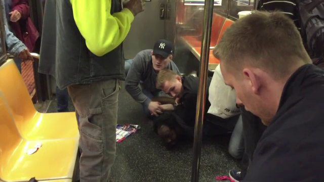 Exemplul oferit de patru politisti suedezi, aflati in vacanta la New York. Gestul lor este laudat in presa internationala